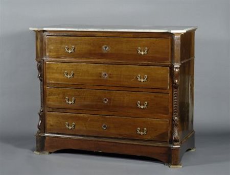 Cassettone listrato in noce, a quattro cassetti, angoli aggettanti, piano in...