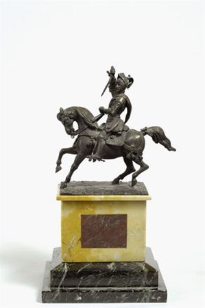 Cavaliere in bronzo, su base a plinto in marmo giallo e verde, XIX sec., cm. 43.
