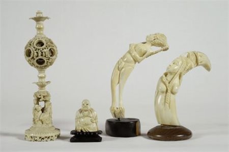 Quattro oggetti in avorio uno stand, Cina, XIX sec.; un piccolo Buddha, Cina;...
