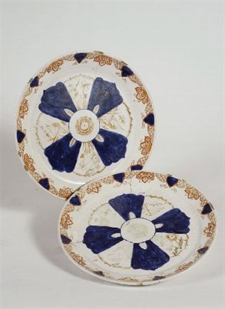 Coppia di piatti in porcellana dipinta blu e rossa con decorazioni...