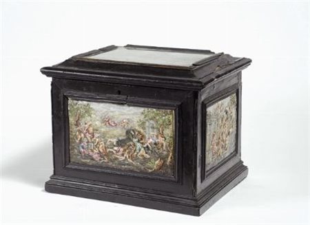 Cofanetto in legno ebanizzato, inserti in porcellana a rilievo, dipinta sul...