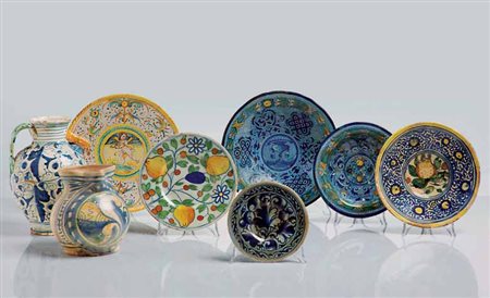 Coppa su basso piede ed un piatto in maiolica con ornati a vaghezze e...