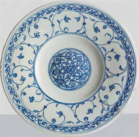 Piatto in maiolica con ornato alla porcellana in monocromo di cobalto,...