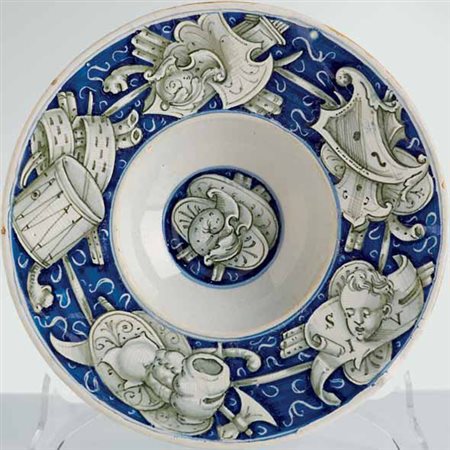 Tondino in maiolica con ornato a trofei, Venezia, 1535–1545. Diametro cm 24;...