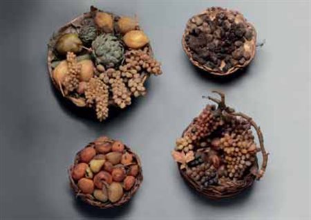 Lotto di quattro cestini con frutta in cera, fine secolo XVIII e inizio...