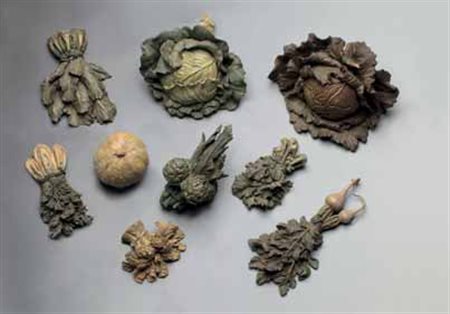 Lotto di nove nature morte di verdure modellate in terracotta, fine secolo...