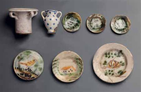 Lotto di otto ceramiche, secolo XIX, comprendente: a. Tre piccoli piatti...