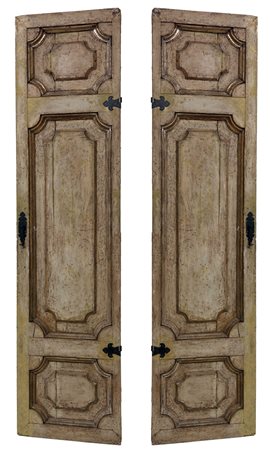 UNA PORTA Porta a due battenti in legno di pioppo laccato; pannelli sagomati....