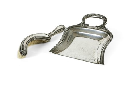 LOTTO DI OGGETTI IN ARGENTO Lotto composto da spazzola e paletta in argento....