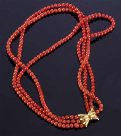 COLLANA Collana composta da tre fili di boules di corallo mediterraneo;...