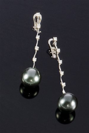 COPPIA DI ORECCHINI Coppia di orecchini pendenti in oro bianco con corpo...