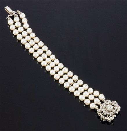 BRACCIALE Bracciale composto da tre fili di perle giapponesi, dal diam. di mm...