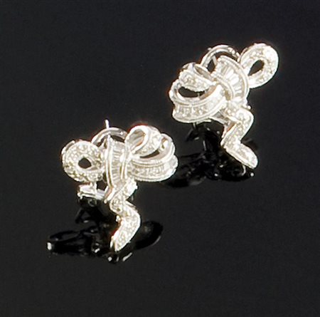 COPPIA DI ORECCHINI Coppia di orecchini in oro bianco, a forma di fiocco, con...