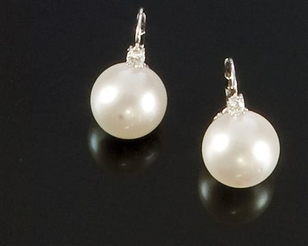 COPPIA DI ORECCHINI Coppia di orecchini in oro bianco, a monachella, con due...