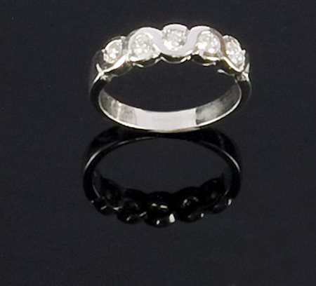 ANELLO Fedina in oro bianco con sommità ad intreccio trattenente cinque...