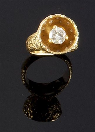 ANELLO Anello in oro giallo lavorato a bugnato, culminate nella parte...