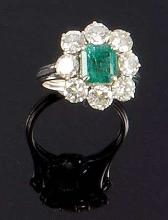 ANELLO Anello in oro bianco con al centro smeraldo taglio ottagonale a...