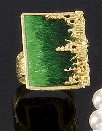 ANELLO Anello in oro giallo di forma geometrica con smalto verde Peso gr 14...