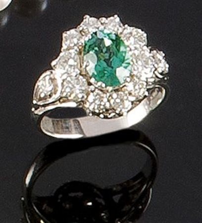 ANELLO Anello in oro bianco con al centro uno smeraldo taglio ovale di ct...
