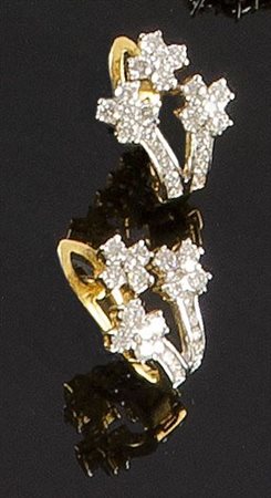 COPPIA DI ORECCHINI Coppia di orecchini in oro giallo con tre fiori ciascuno...