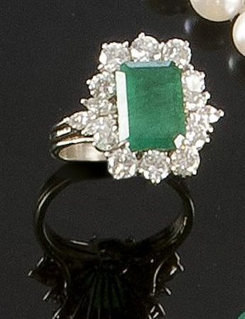 ANELLO Anello in oro bianco con al centro smeraldo di taglio rettangolare di...