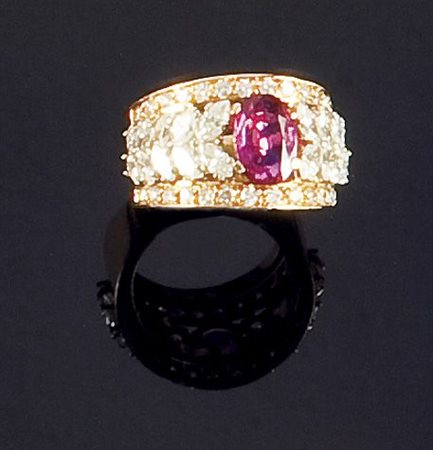 ANELLO Anello in oro giallo, a fascia, con al centro rubino taglio ovale di...