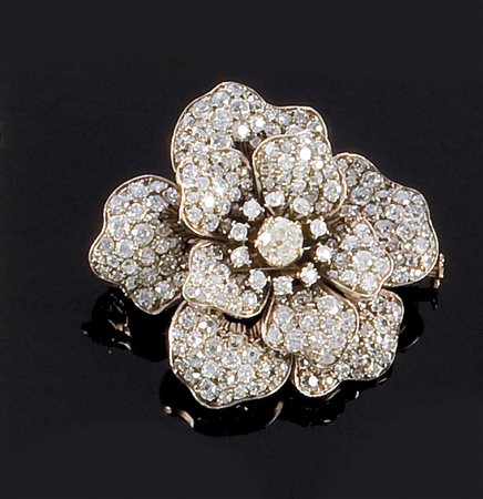 SPILLA Spilla in oro giallo a forma di rosa con al centro diamante taglio...