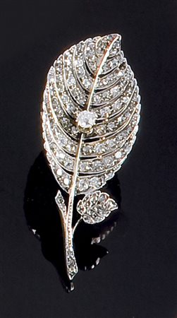 SPILLA Spilla in oro giallo a forma di foglia, con diamanti taglio brillante...