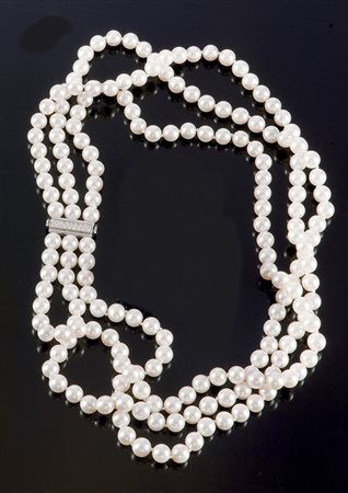 COLLANA DI PERLE Collana composta da tre fili di perle dal diam. di mm da...
