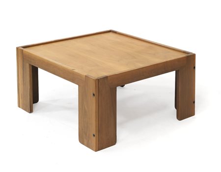 SCARPA AFRA E TOBIA Tavolino in legno di noce. Prod. Cassina 1960 circa....