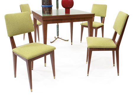 TAVOLO CON SEDIE Tavolo estensibile e quattro sedie in legno di teak. Piano...