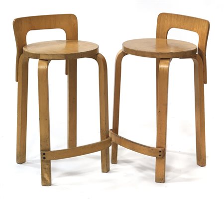 AALTO ALVAR Due sgabelli K65 Struttura e sedile in betulla naturale. Prod....