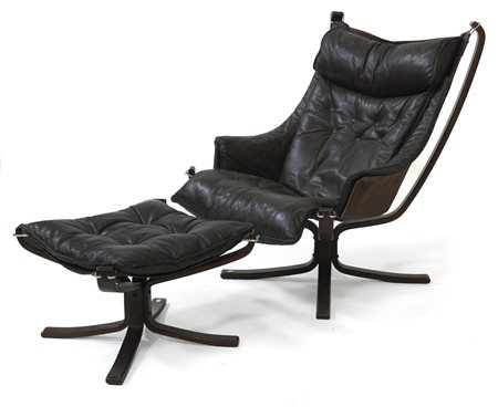 POLTRONA Poltrona con poggiapiedi Struttura in legno di faggio e seduta...