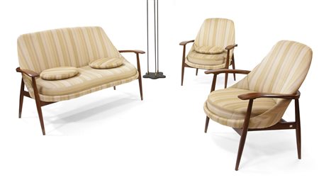 SALOTTO Salotto in legno di teak composto da un divano a due poltrone. 1950...