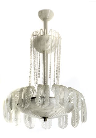LAMPADARIO Grande lampadario a forma di fontana con coppe in vetro pulegoso....