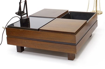 TAVOLINO Tavolino con contenitore a quattro scomparti. Legno placcato in...