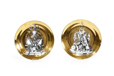 FORNASETTI PIERO Due piatti serigrafati con decori della serie "Panoplie",...