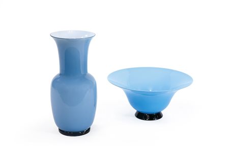 VENINI Lotto composto da due vasi in vetro. - Coppa acquamare opalino - Vaso...