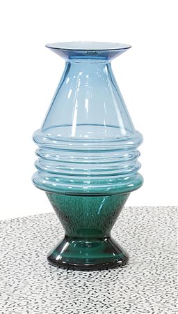 RAFFAELLI LUISA Saturno Vaso in vetro azzurro sfumato verde. Firmato a punta...