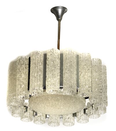 BAROVIER & TOSO Lampadario in metallo cromato. Diffusore centrale e...