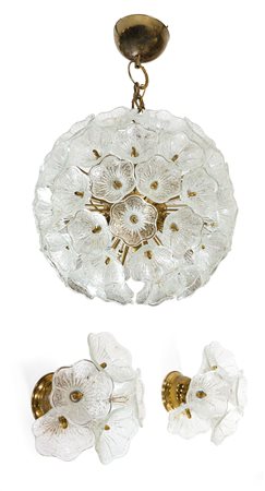 LAMPADARIO Lampadario e due appliques composti da fiori in vetro stampato...