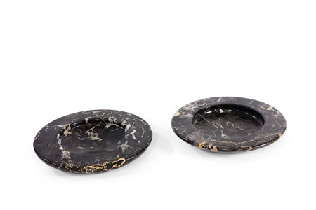 CASTIGLIONI ACHILLE Coppia di posaceneri in marmo portoro. Connotato dalla...