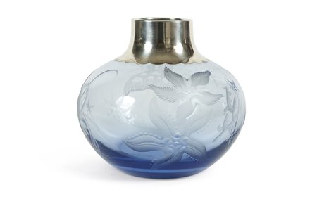 BURGHER ERWING Vaso in cristallo azzurro con decori a tema marino incisi a...
