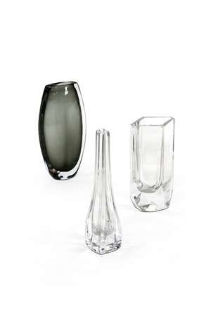 ORREFORS Lotto di tre vetri nordici. Vaso di forma ogivale in vetro verde...