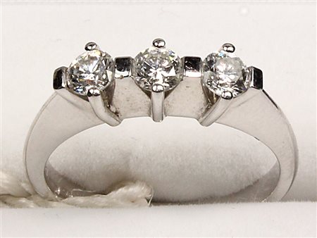 GIOIELLO ANELLO ORO BIANCO E DIAMANTI Anello in oro bianco 18 kt con diamanti...