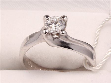 GIOIELLO ANELLO ORO BIANCO E DIAMANTI Anello in oro bianco 18 kt con diamanti...