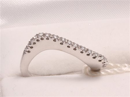GIOIELLO ANELLO ORO BIANCO E DIAMANTI Anello in oro bianco 18 kt con diamanti...