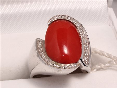 GIOIELLO ANELLO ORO BIANCO, DIAMANTI E CORALLO Anello in oro bianco 18 kt con...