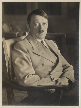 HOFFMANN HEINRICH (1885 - 1957) Hitler seduto. fotografie ai sali d'argento....