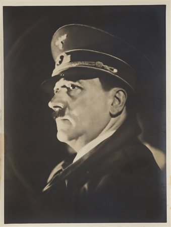 HOFFMANN HEINRICH (1885 - 1957) Hitler. fotografie ai sali d'argento. Cm...